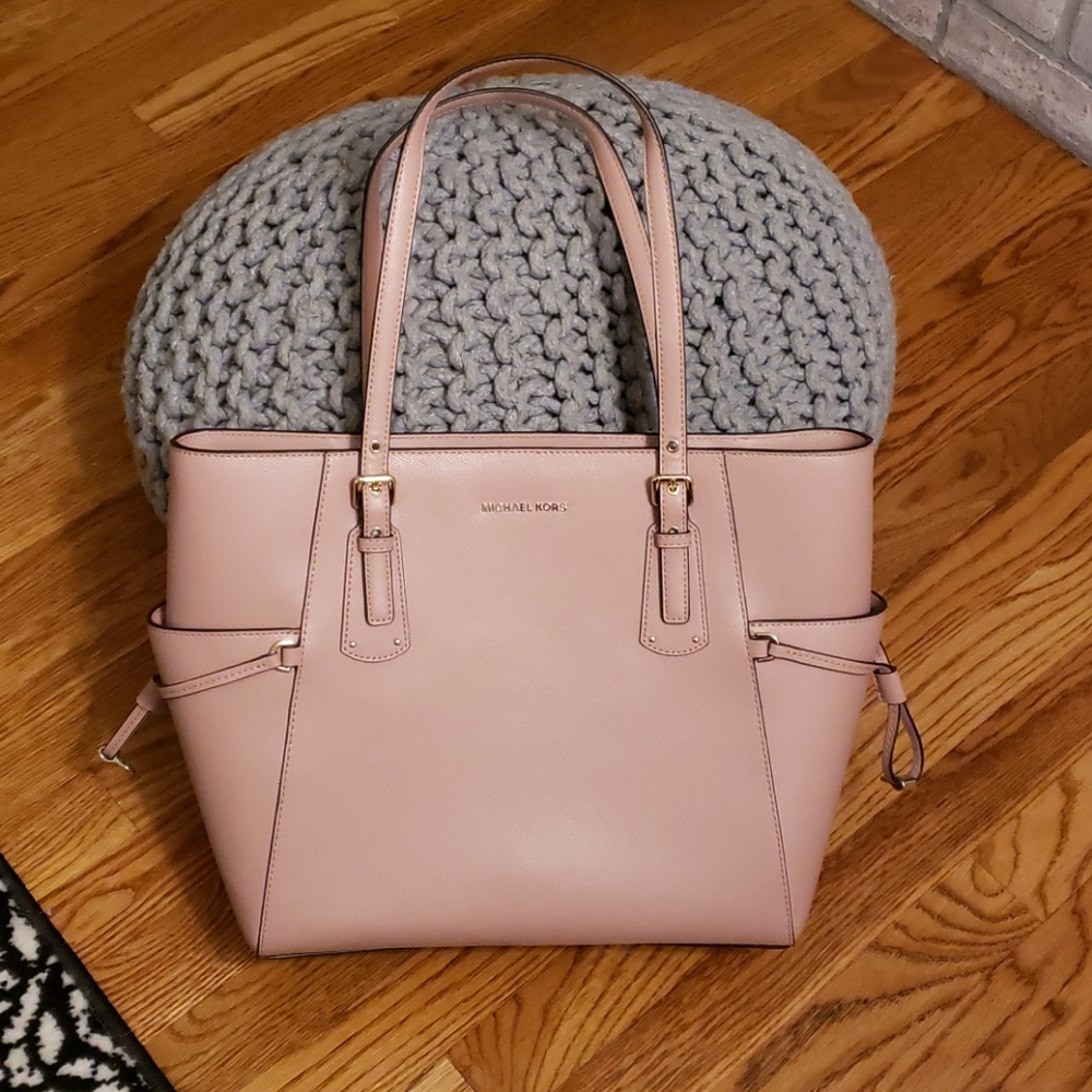 Flash SALE Michael Kors Voyager tote